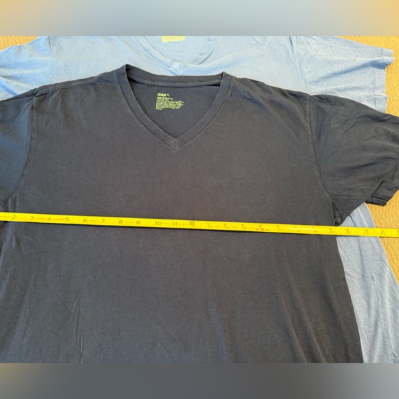 GAP two Men’s Medium V-neck tee shirts light & dark blue 100% cotton regular fit - Picture 3 of 7